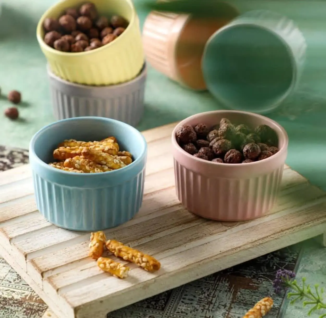 پیاله ترشی و ماست رنگی
