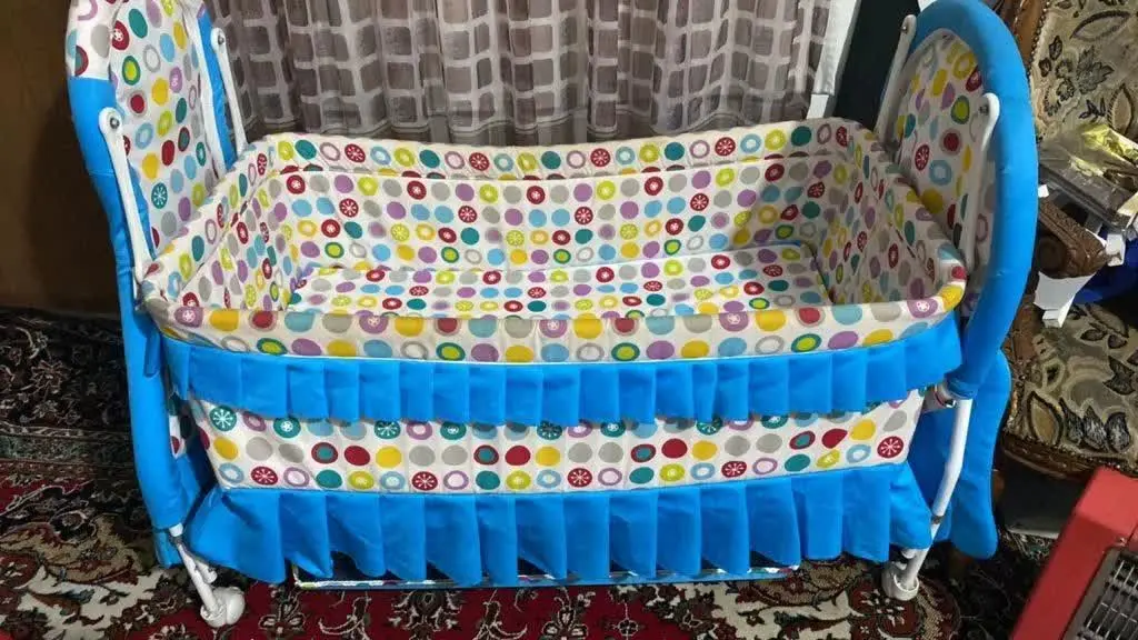 چند تکه لوازم کودک شامل گهواره، کریر، قنداق فرنگی , روروئک 
