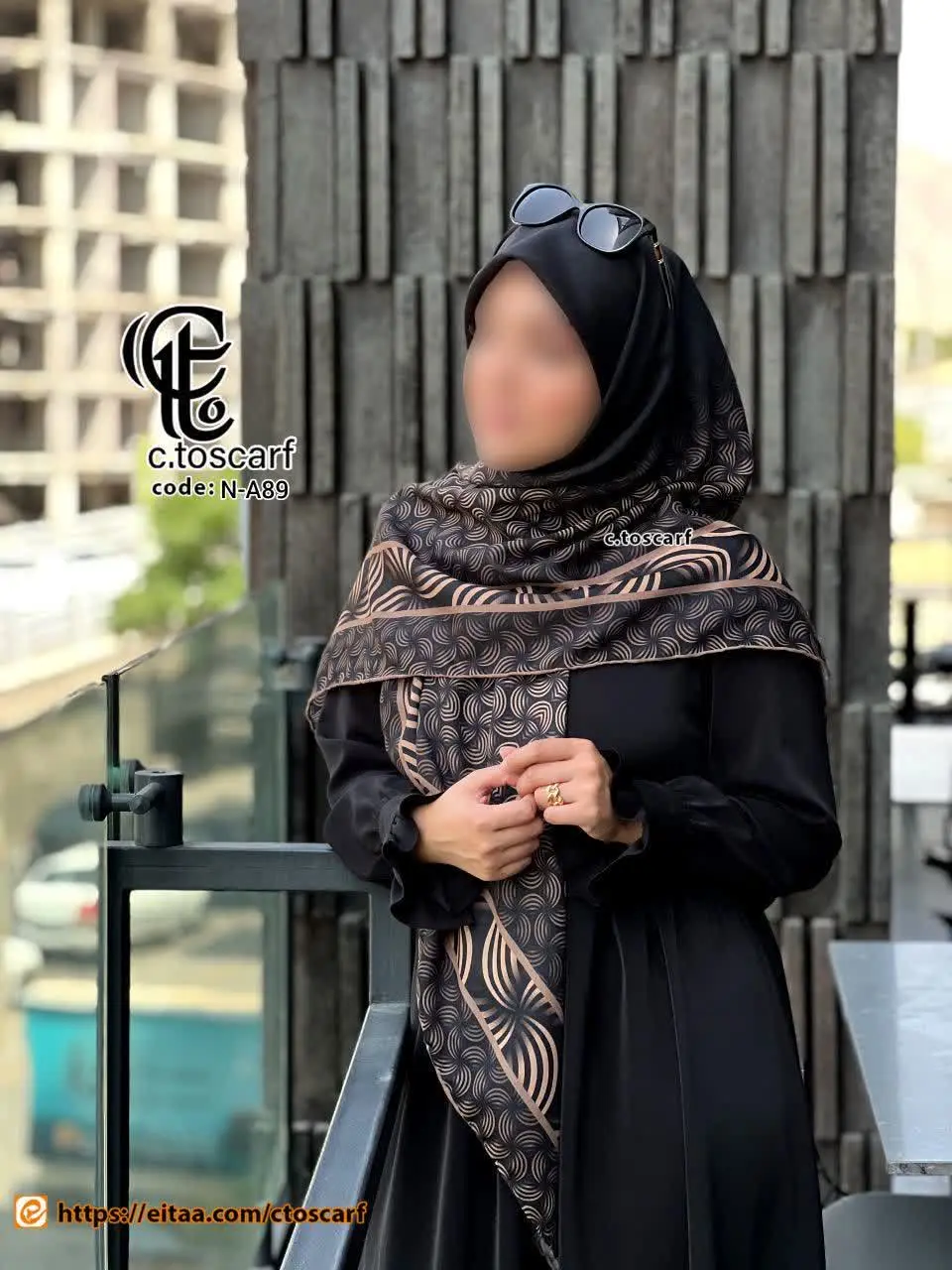 یه روسری زمینه مشکی با حاشیه کرم نسکافه‌ای که وسط روسری ساده هست و همین سبک طراحی باعث شده طرفدار خیلی زیادی پیدا کنه
