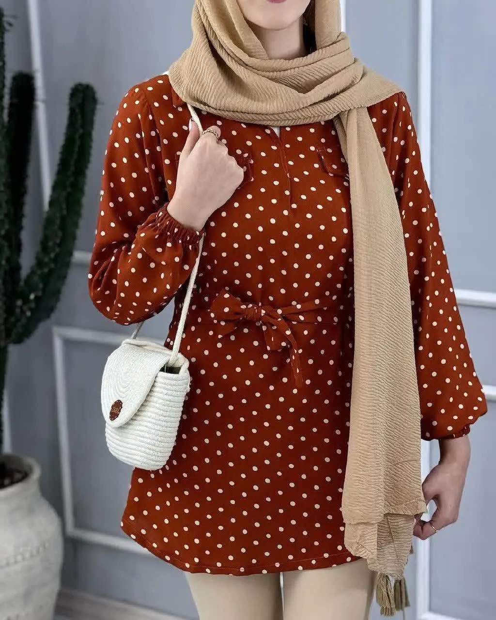 گرم پارچه بالا و از نوع تراکم فشرده هست، دو طرف کار بند داره و برای زیبایی و شکیل‌تر بودن به کار میره، سر آستین کار مدل اسپورت کش دوزی شده است، دو طرف پیش کار در جیب دوخته شده، یقه کار مدل ی