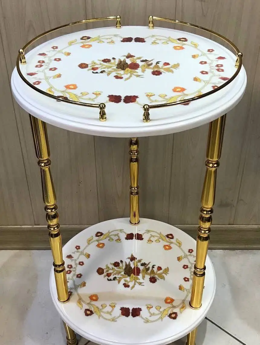 میز گرد کنار سالنی 

