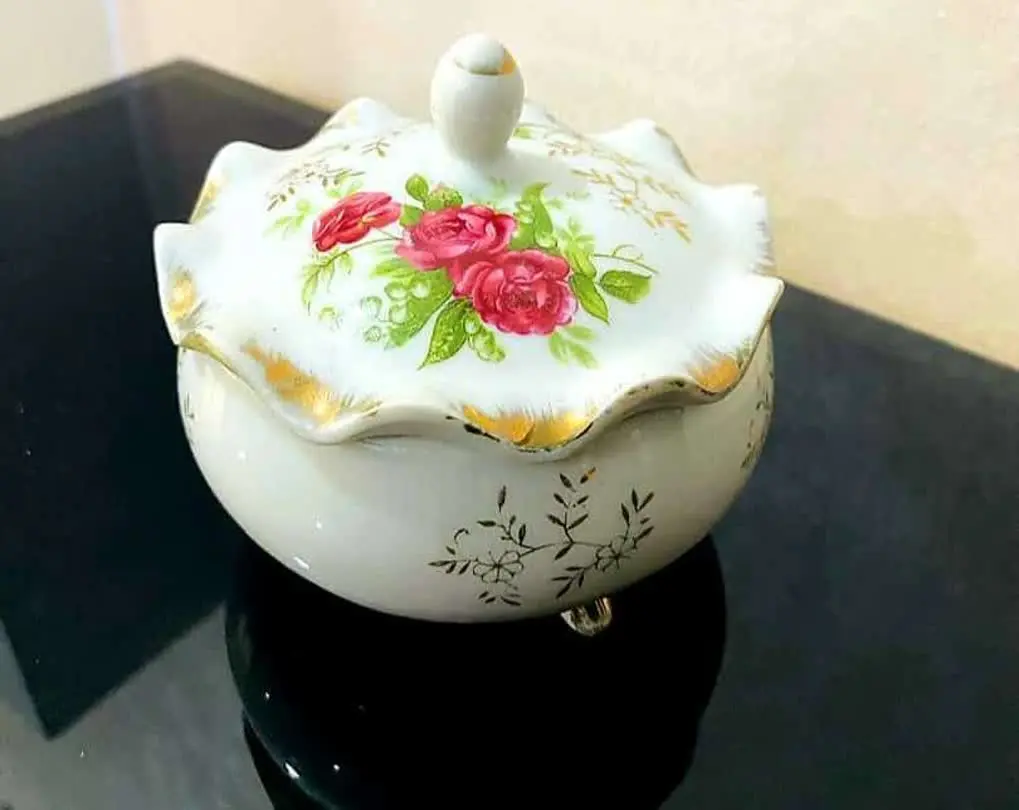 قندان دور لب چین گلسرخی 
