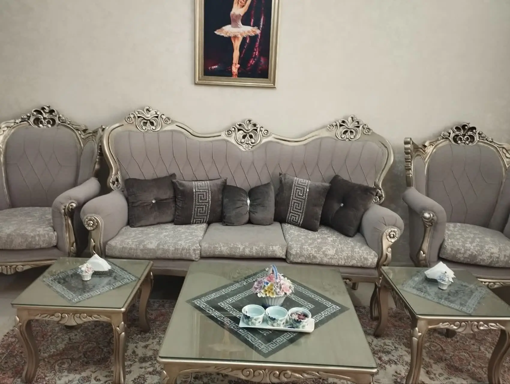 مبلمان ۹نفره پارچه پتینه روکش تازه تعویض شده با بوفه ست و دستک پرده ست همه باهم موجوده 
