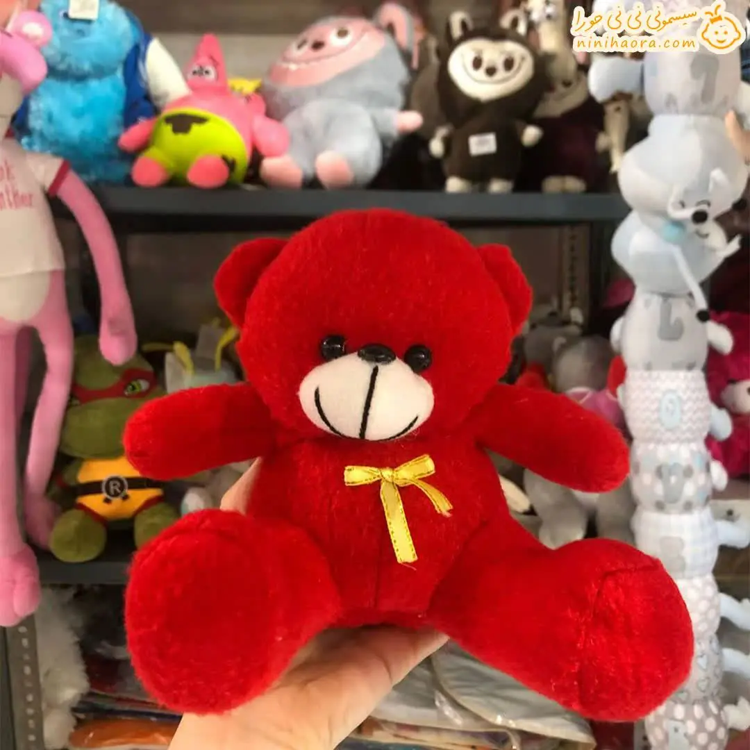 عروسک خرس قهرمان کوچک نشسته