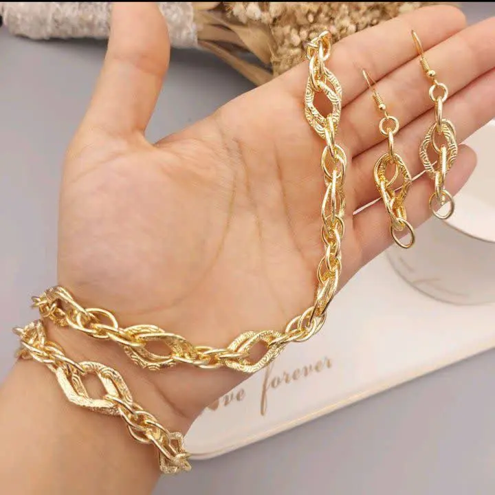 سرویس طرح طلا لوزی گردنبند گوشواره و دستبند
