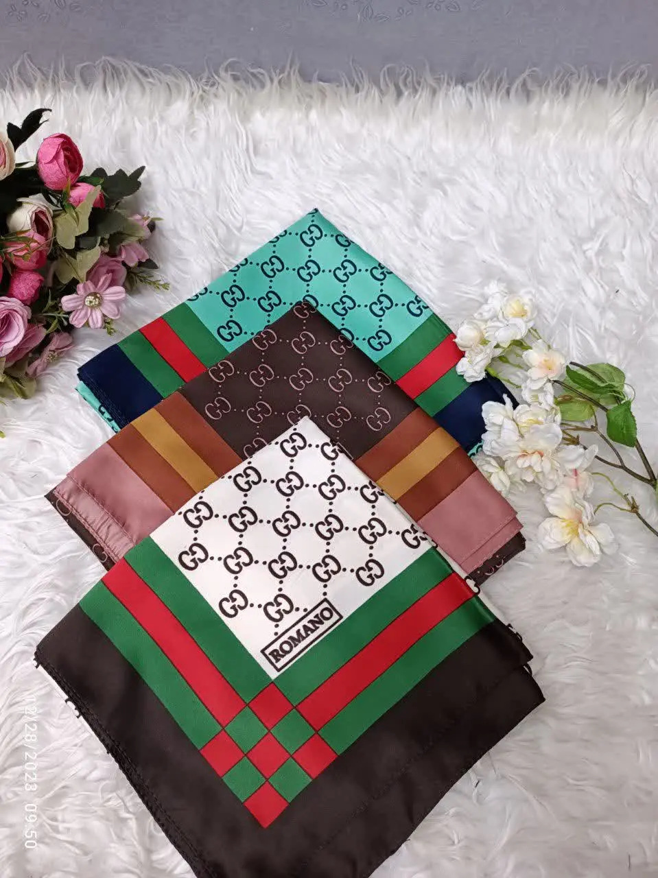 برای هر خانمی یک روسری ابریشمی نیازه☺️
