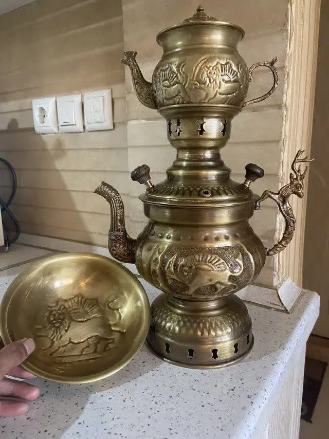 سماور ذغالی برنجی دسته گورنی با قوری و کاسه برنجی همه قلم کاری شیروخورشید سماور دو لیتری خیلی تمیز و سالم 
