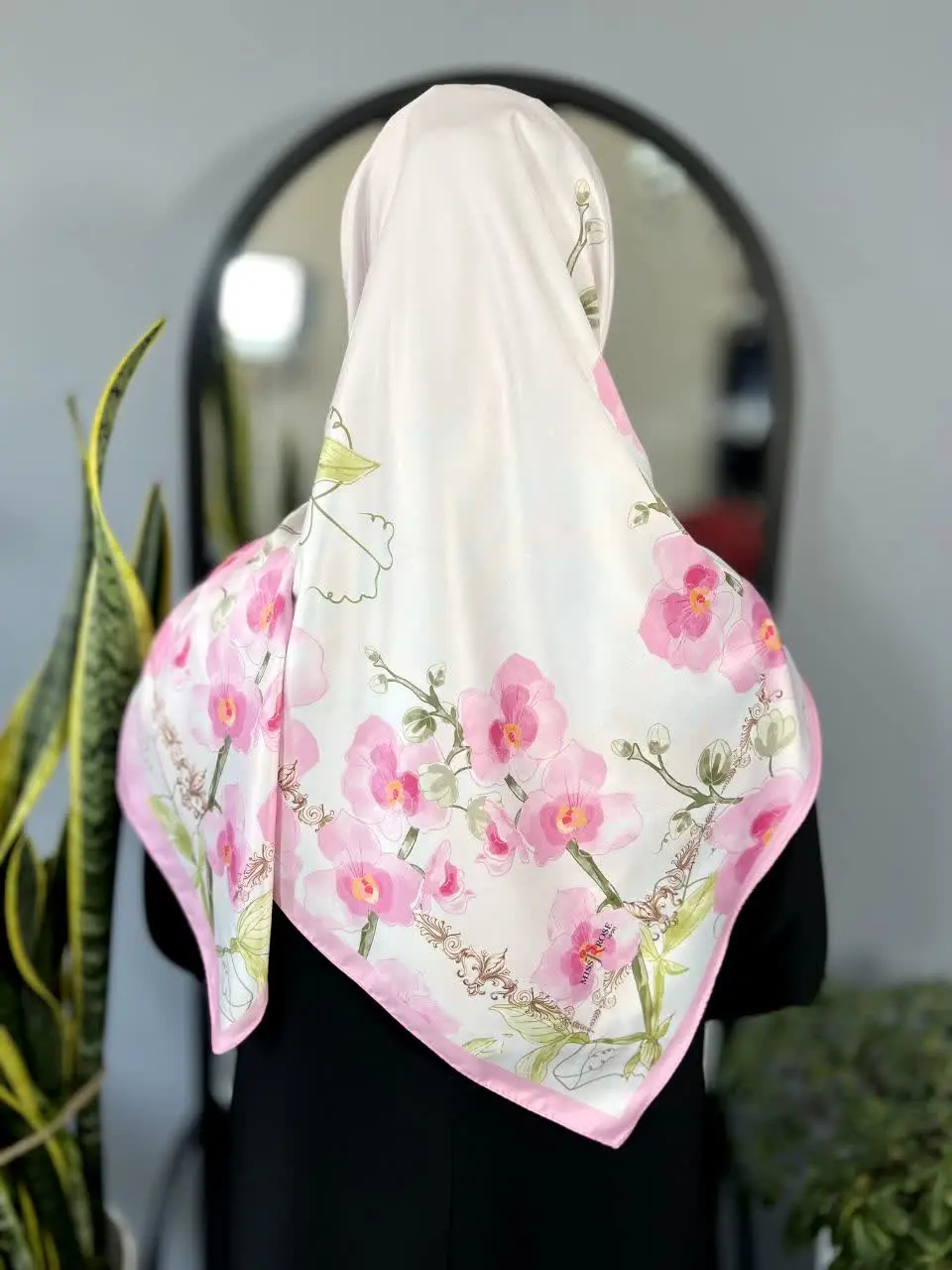 باید یه طرح جدید از جنس ابریشم ساتن هم میداشتیم 😁🌹
