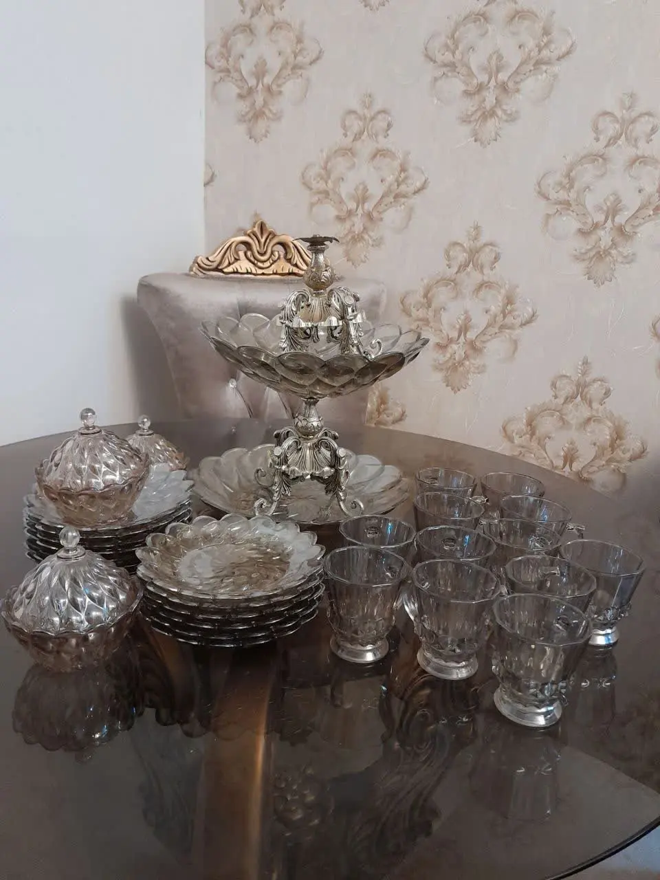 سرویس پذیرایی شامپاینی شامل ۲دست فنجان، ۲دست پیش دستی، ۳عدد قندان، شیرینی خوری و میوه خوری
