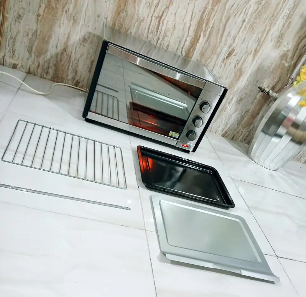 توستر۶۰لیتری اکیلیس بزرگ و چشم‌گیر نو و‌بدون استفاده فقط دکور بوده اتوماتیک تایمری، دارای چهار المنت حرارتی در بالا و پایین مقاوم در برابر زنگ‌زدگی دسته‌ با روکش استیل دارای سینه چکه گیر و س