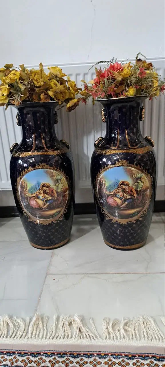 یک جفت گلدان ۶۲ سانت سرمه‌ای کنار سالنی
