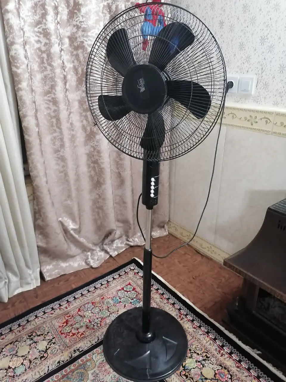 پنکه پایه بلند میشه هم رومیزی دومنظوره هست پرتاب باد خوبی داره گردش سالمه ارسال هم دارم
