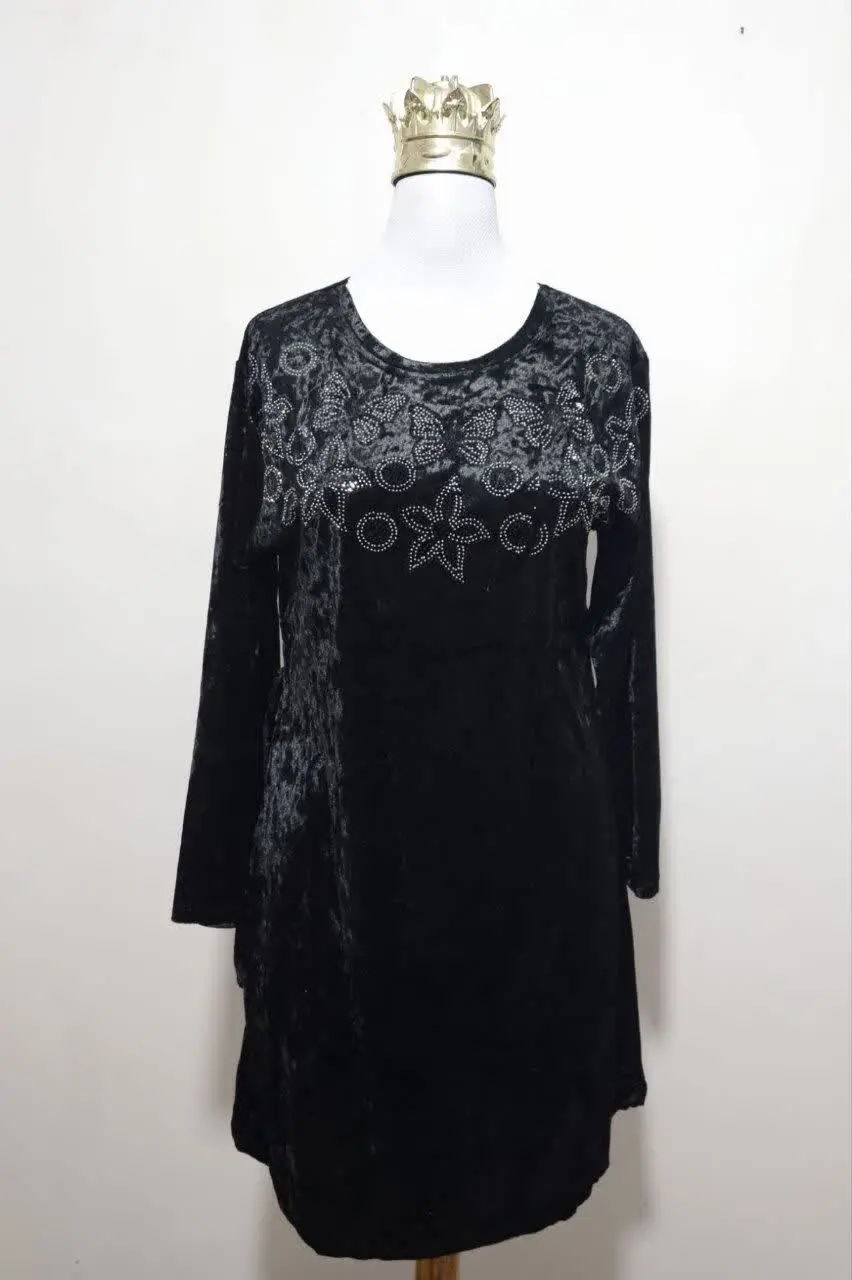 🌸 یه کار 👗بلند و 👘خوشگل با پارچه مخمل آینه‌ای براتون شارژ کردیم که با خرج کار نگینش زیبایی کار دوبرابر شده
