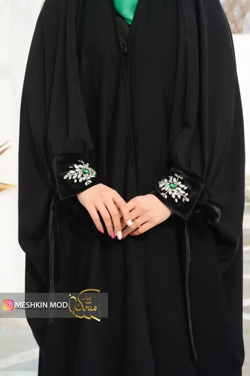 جواهر دوزی مینیمال روی قسمت مچی مخمل چادر اینکار رو متمایز از سایر مدلها کرده✨
