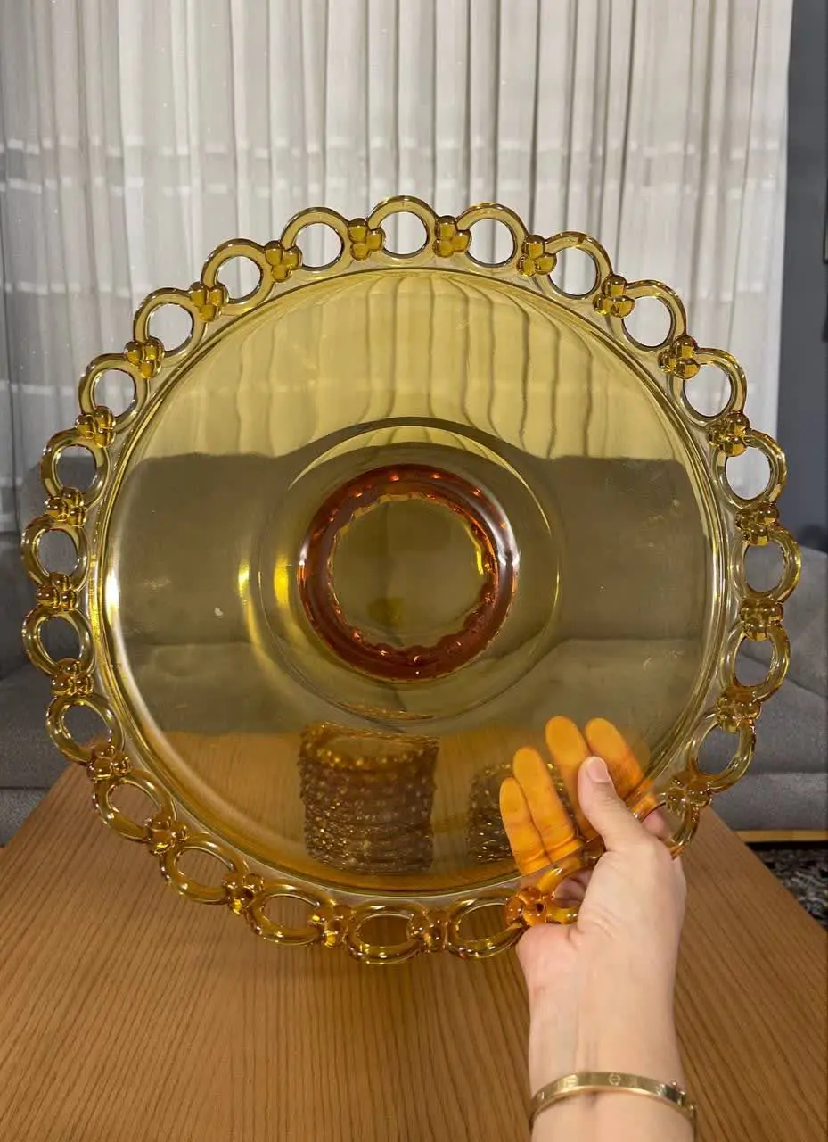 قدح پایه دار دور زنجیره چک 
