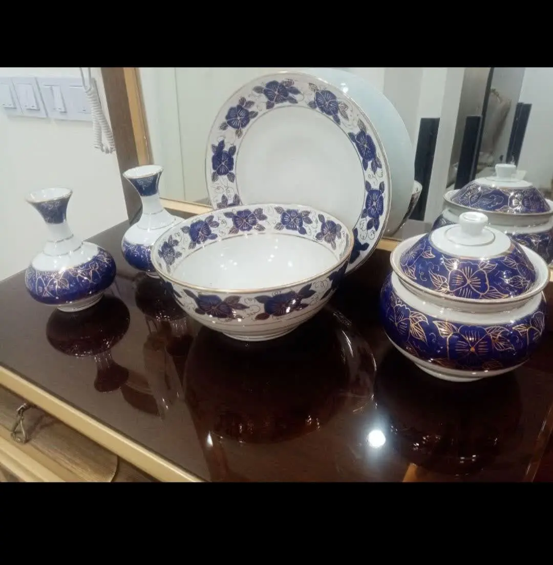 فروش فوری ۵عدد ظرف آنتیک سورمه‌ای دور طلایی سالم ونو سایزها بزرگ بزرگ 
