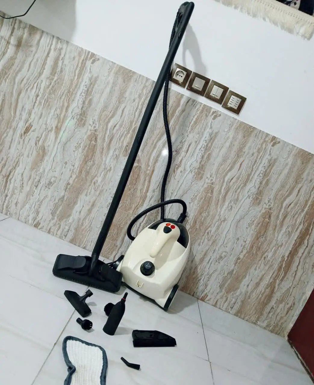 بخارشوی خارجی هوکو اکبند ونو بدون استفاده حتی به برق نزدم بخار بسیار قوی و پرشتاب ۴ بار دکمه اماده بکار قفل کودک دسته‌های قابل تعویض و بلند 
