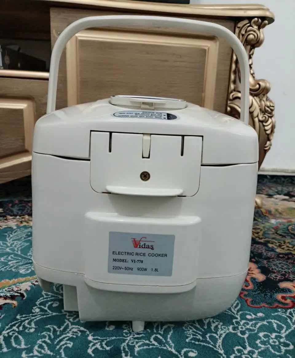پلوپز چند کاره ویداس در حد سه بار استفاده شده و همش دکور اشپزخونه بوده کاملا سالم بدون هیچ گونه مشکل مناسب ۲تا۵نفر دارای تایم دهی و پخت از چیش تعیین شده فقط یک پایه‌اش شکسته که خیلی مقاوم چس