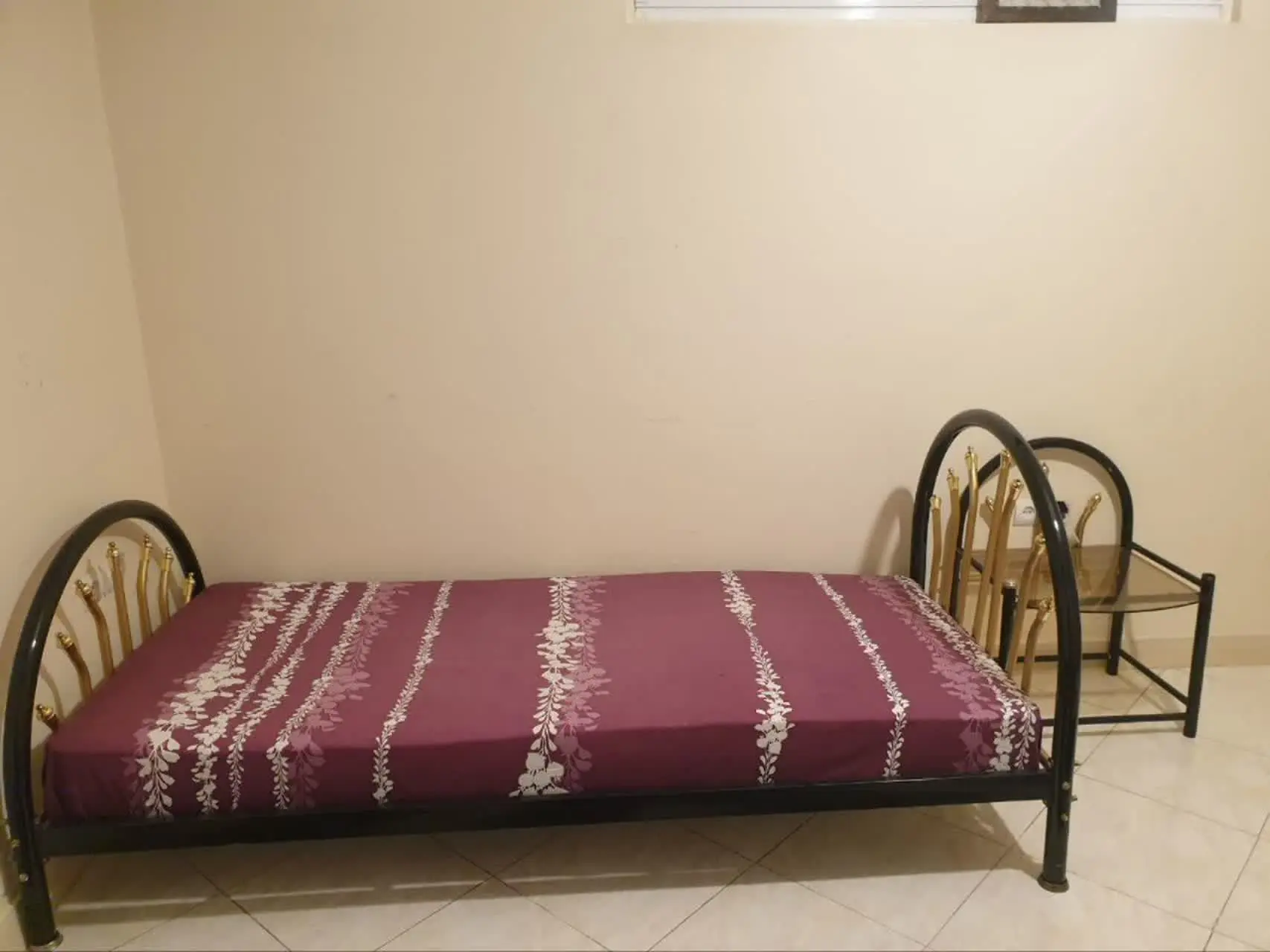 تخت فرفورژه تمیزوسالم درحد نو همراه با پاتختی کنار تخت و تشک همه باهم
