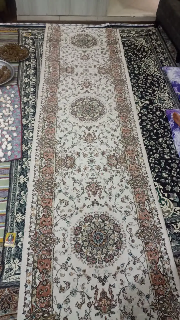 کناره فرش ماشینی در حد نو انداز ۳نیم متری در ۱متری 
