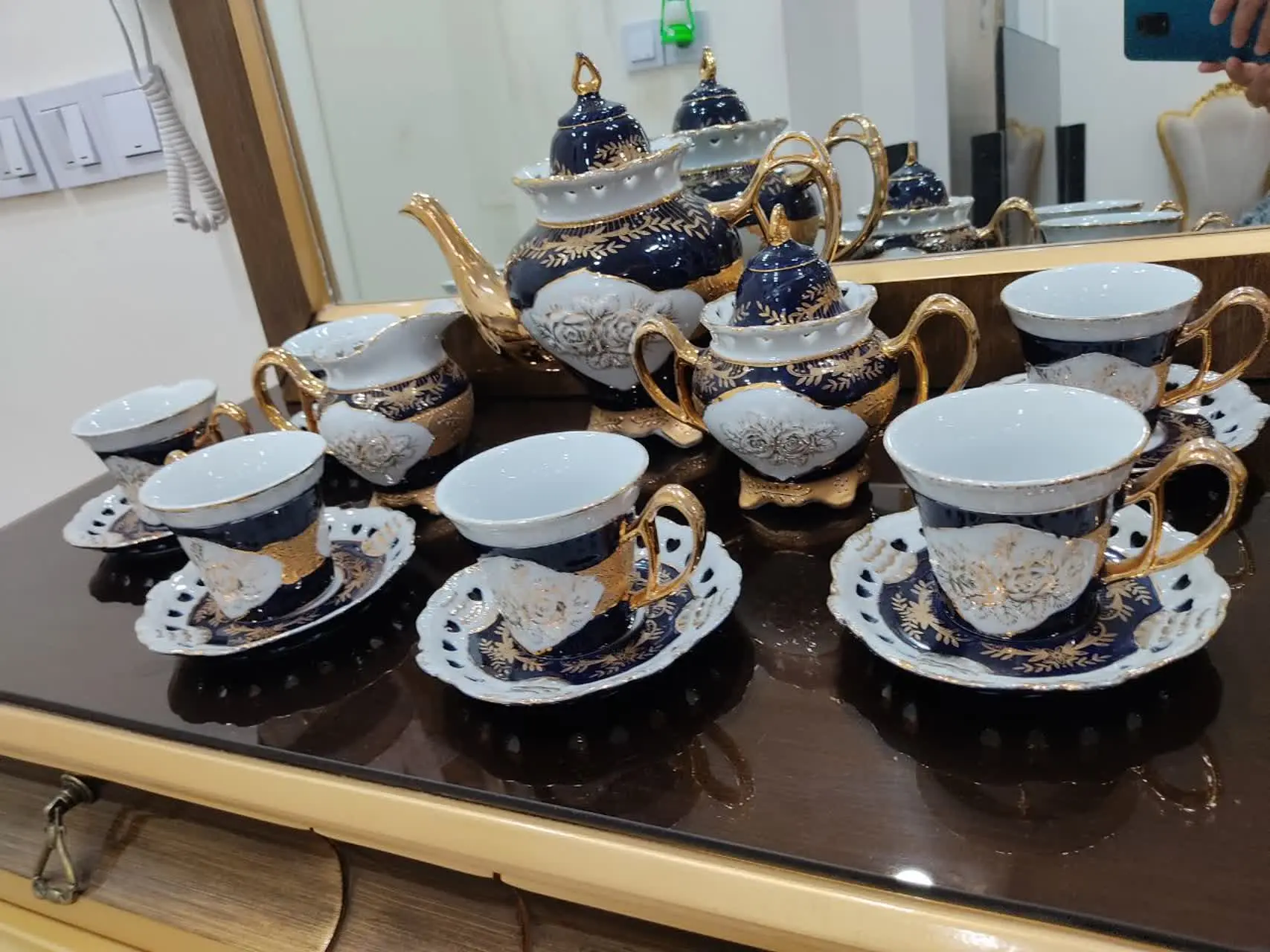 سرویس چای خوری ۱۷پارچه گل برجسته ژاپنی مورد داره که واسه دکور خوبه 
