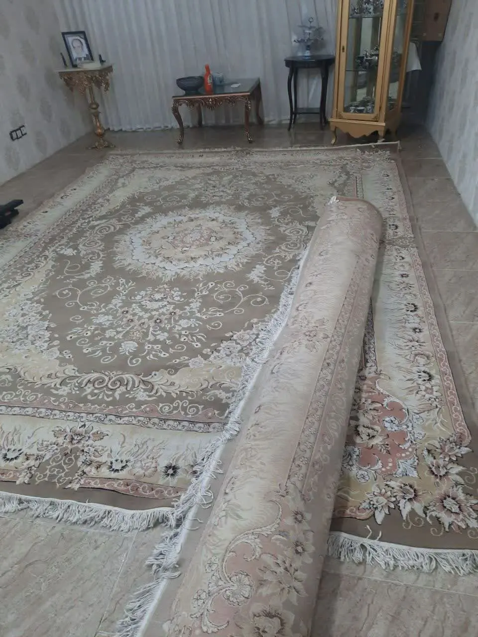 جفت فرش ۵۰۰ شانه مشهد سالم و مرتب بدون هیچ ایراد یکیش شسته شده و کنار بوده یکیش نیاز به شست و شو دارد
