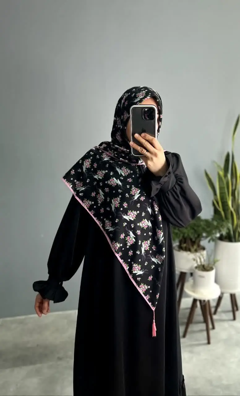 باغ گلهای صورتی روی زمینه مشکی جلا و جبروتی داره که نگوووو …. ببین😍
