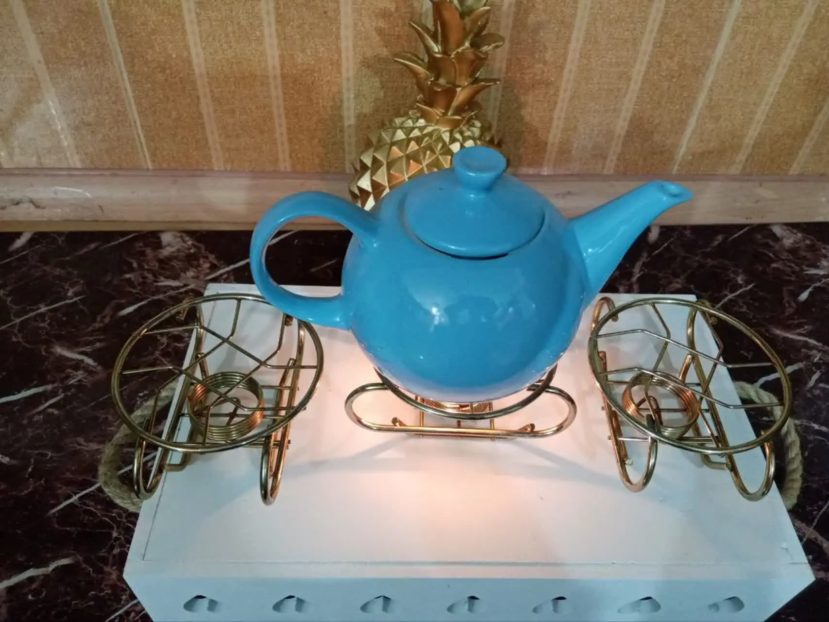وارمر طلایی فلزی دارای قسمتی برای قرار دادن شمع
