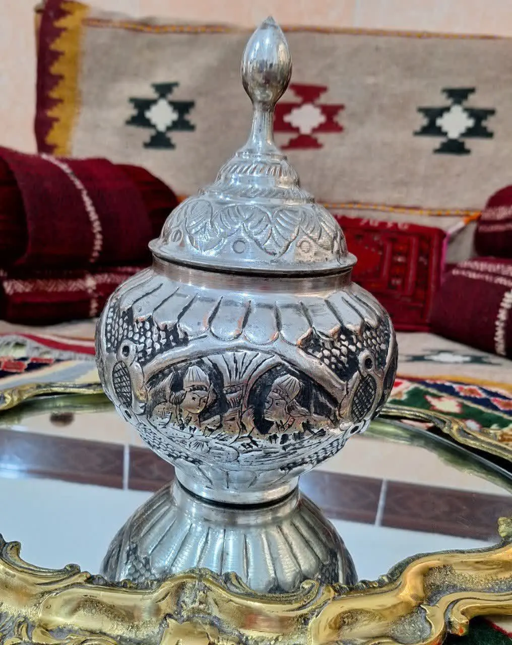 شکلات خوری مسی قلم کاری ارتفاع ۲۶سانت شکم دار و دور شکم ۵۳
