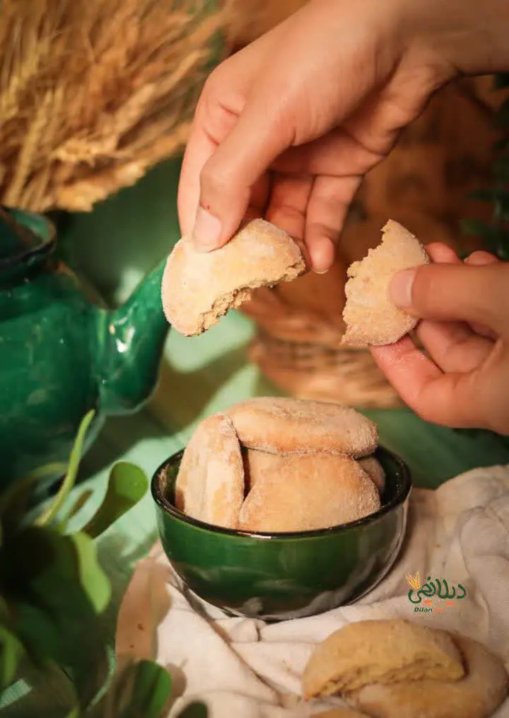 کلوچه سنتی شکری دیلانچی بجستان با شکر قهوه‌ای و با آرد کامل ….. 
