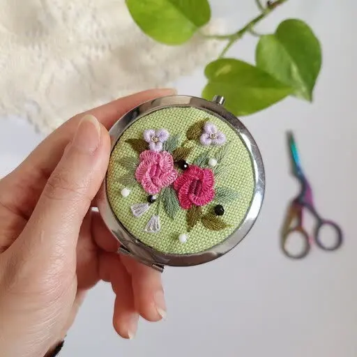 آینه گلدوزی شده
