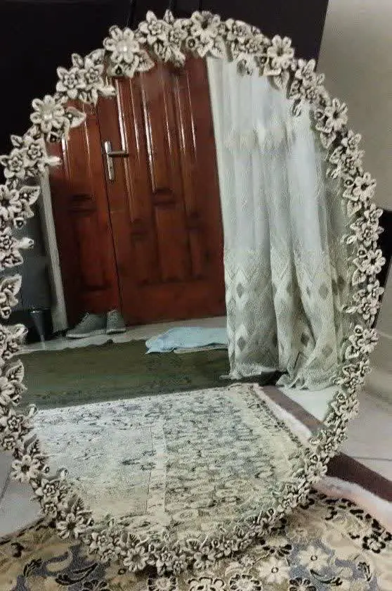 آیینه برنجی رنگ شده پشت مخمل ارتفاع ۵۶س
