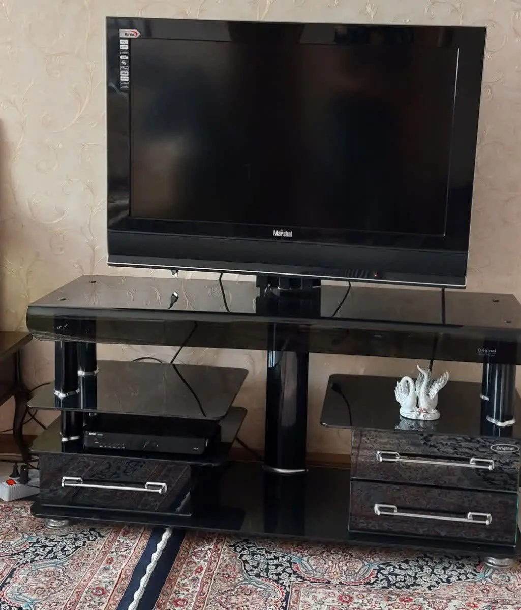 تلویزیون ۴۰ اینچ و میز تلویزیون و گیرنده دیجیتال که هم تلویزیون و هم دستگاه پورت usb داره
