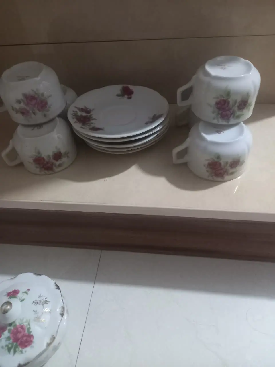 فنجون نلبکی گلسرخی با برخی ایرادات که به چشم نمیاد
