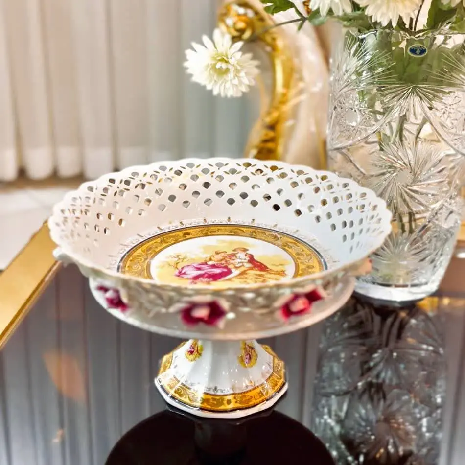 میوه خوری گلبرجسته دور توری دنسی
