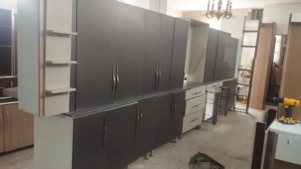 کابینت طوسی کاملا سالم بدون هیچ عیب ونقص با سینگ 
