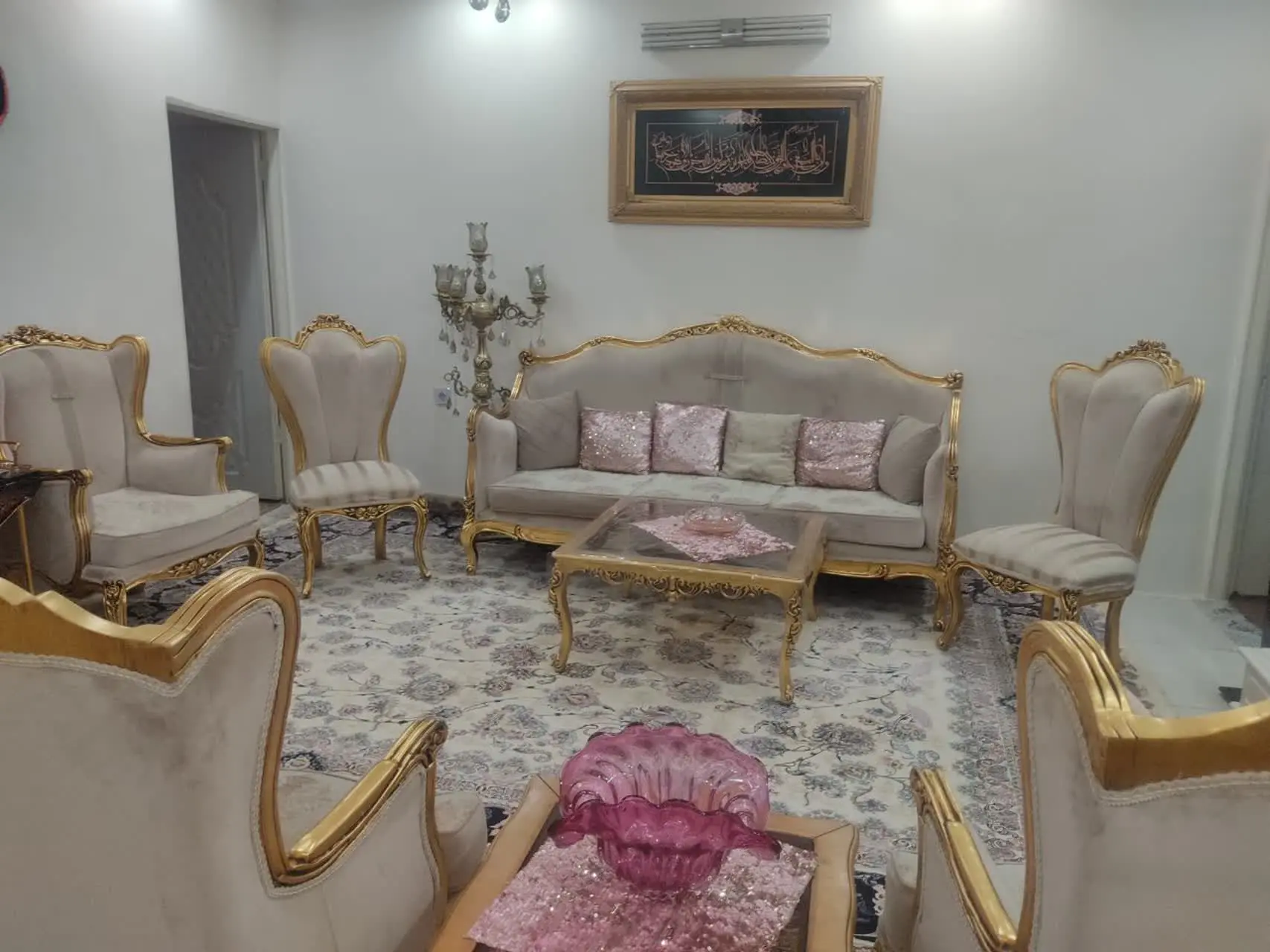 مبلمان کلاسیک ۹نفره با میز جلو مبلی

