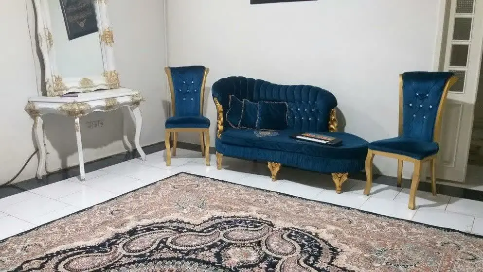 مبل ۸نفره اس مبل تکیاش خوب و سالمه ولی ۲ نفره و ۳ نفره ش ابرش خوابیده 
