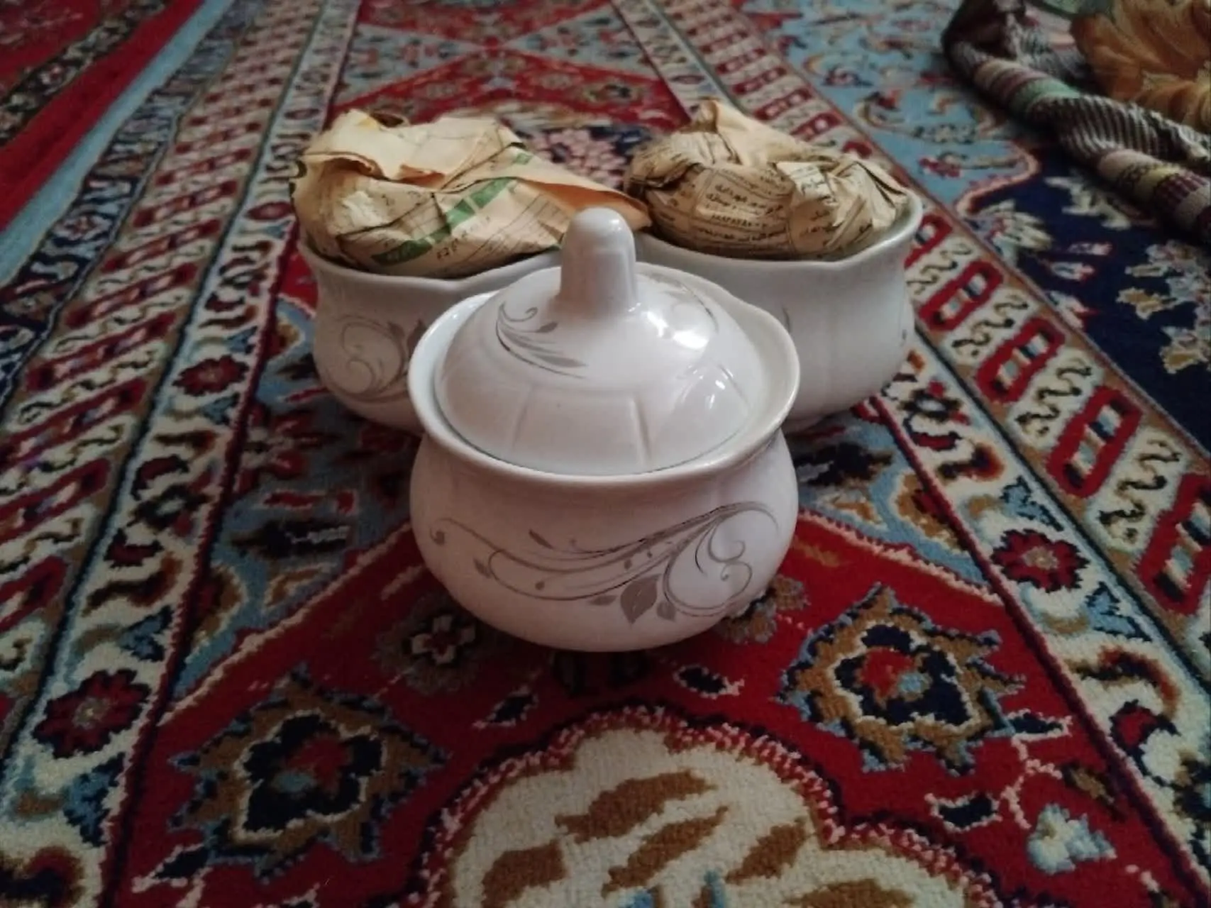 قندان چینی، موجودی ۳ عدد 
