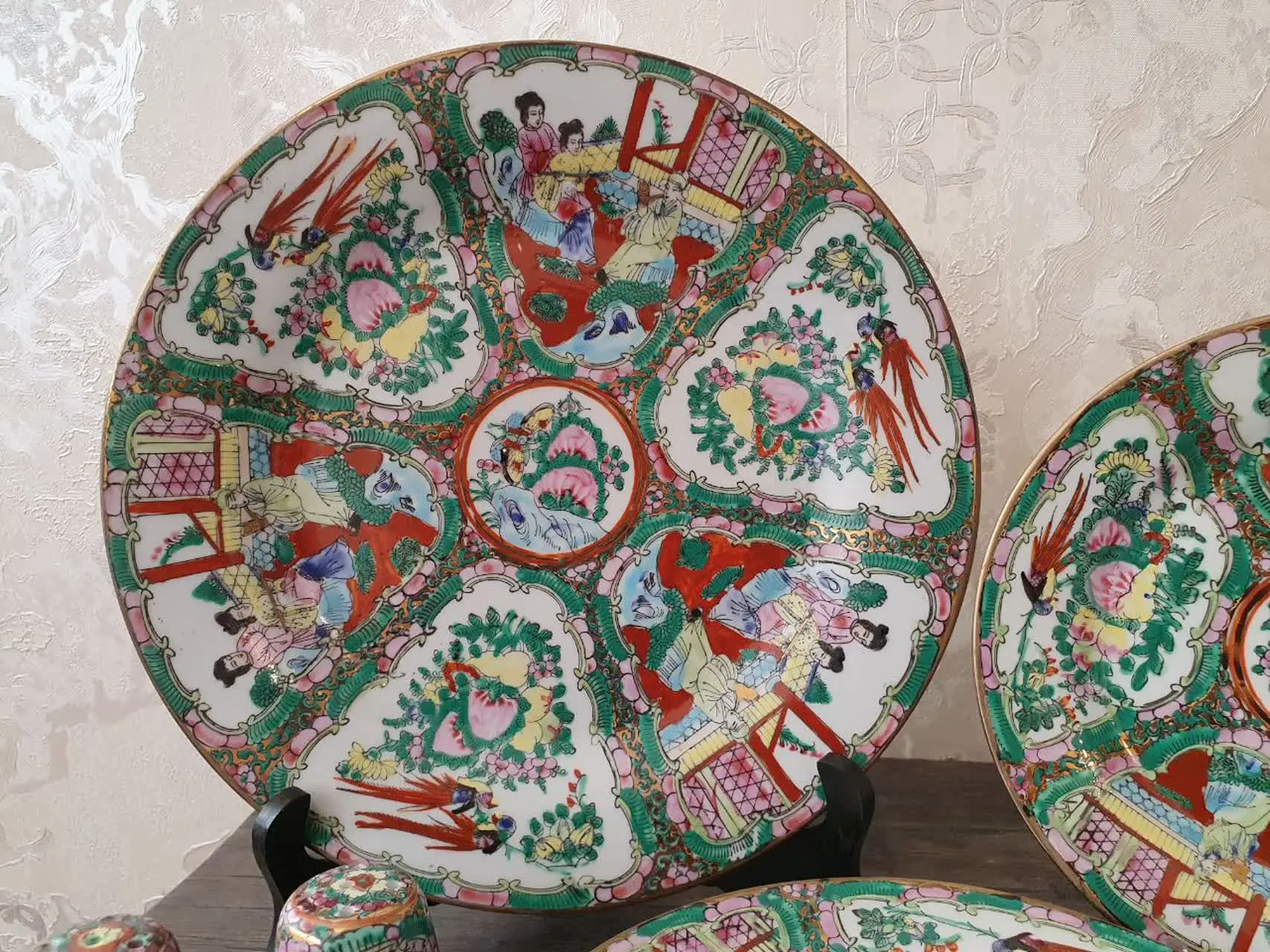 - سرویس ۸ پارچه خیارخوری. 
