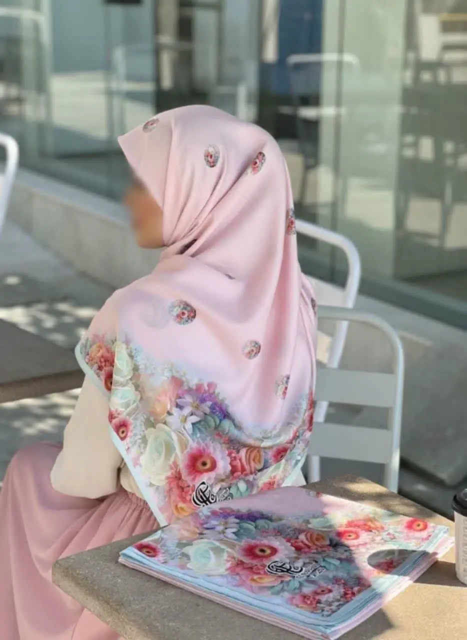 💎 روسری طرح تبسم صورتی — تصویر محصول در تاپ هشتگ