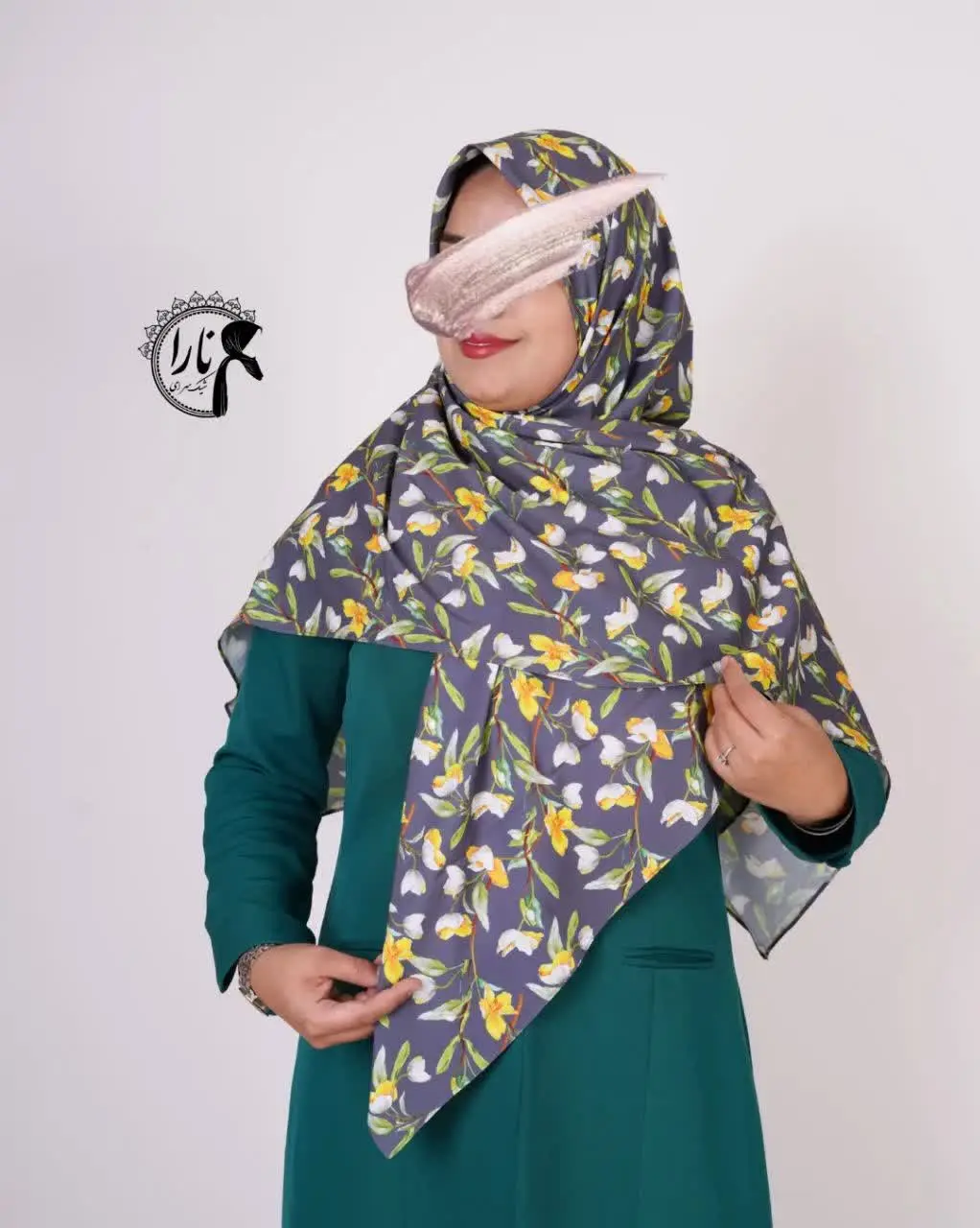 زمینه طوسی با گلای زرد و سفید😍❤️

