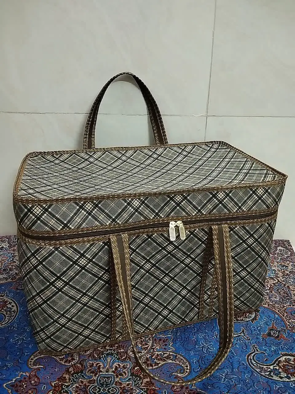  داخل صندوق عقب ماشین، بعنوان
