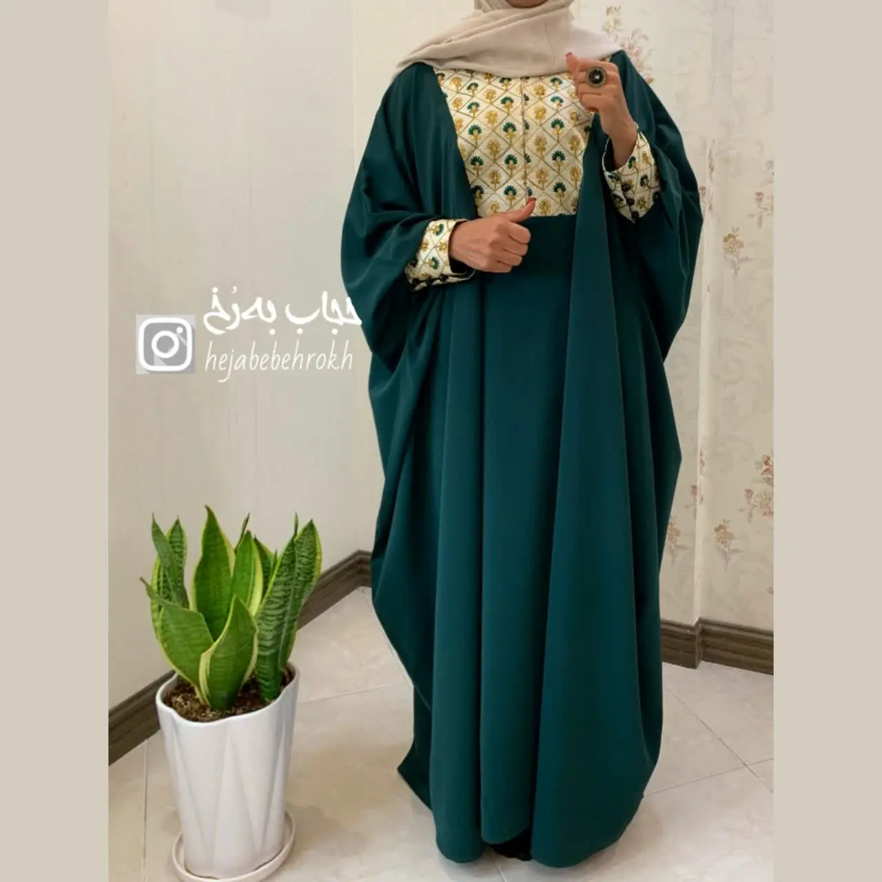 عبا دلبرمون که رنگش فوق العاده شیک و خاصش کرده 😎با اون سوزن دوزی‌های ظریف و فاخر 😍🤤
