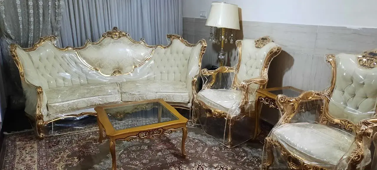 مبل استیل ۷نفره نو نو اصلا استفاده نشده مناسب جهیزیه. شامل یک کاناپه ۳نفره و۴عدد مبل تک نفره. یک میز بزرگ و دوعدد استندی مبلمان و میزها ورق طلا چوب راش گرجستان تشک‌ها فوم سرد پارچه شانل یزد.
