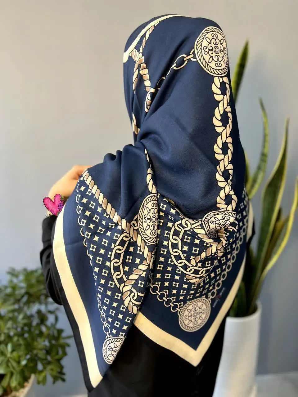 زمینه سرمه ایش نگاه … چقدر خاصه😍
