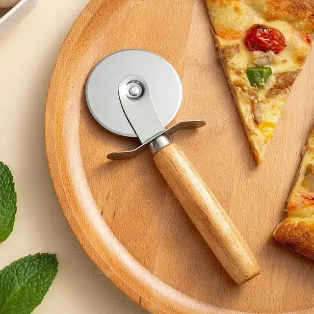 📦 نام کالا: پیتزابر دسته چوبی لیبل دار
