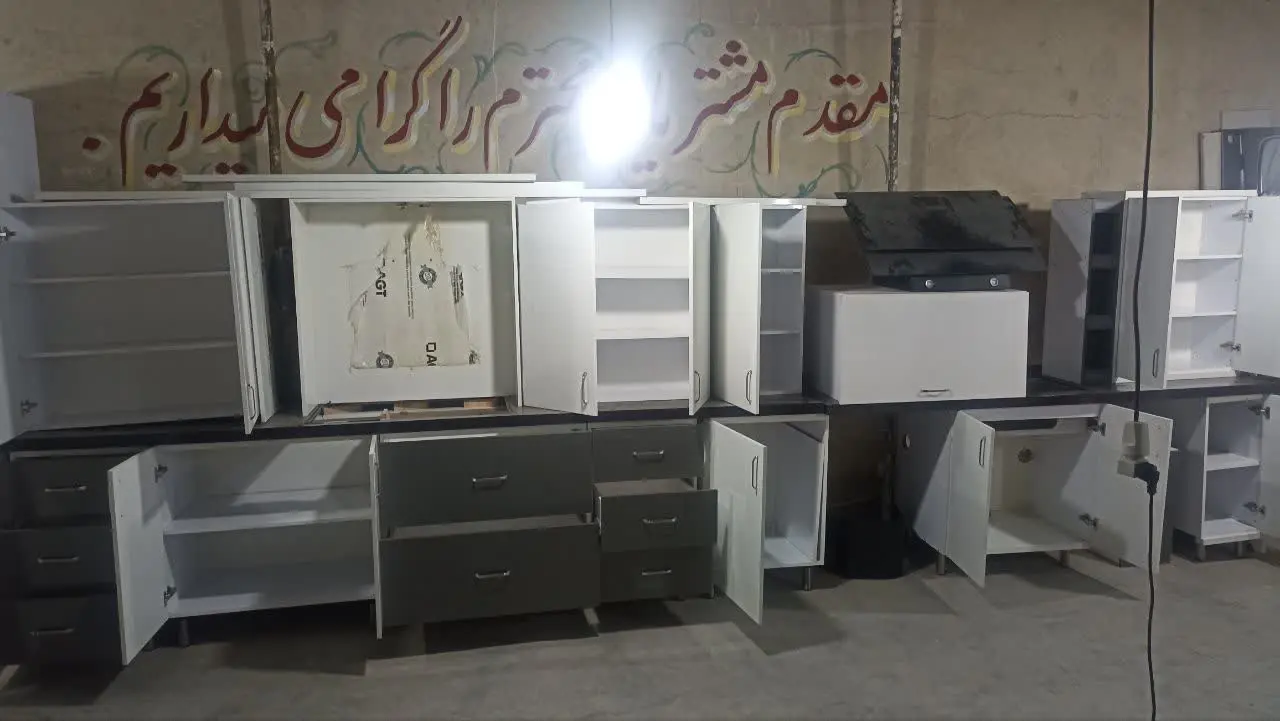 کابینت آشپزخانه در حد آکبند هست حدود ۹متر زمینه ۸متر دیواری همراه با جای لباسشویی ظرفشویی کاور یخچال صفحه ال جی کره کورین 
