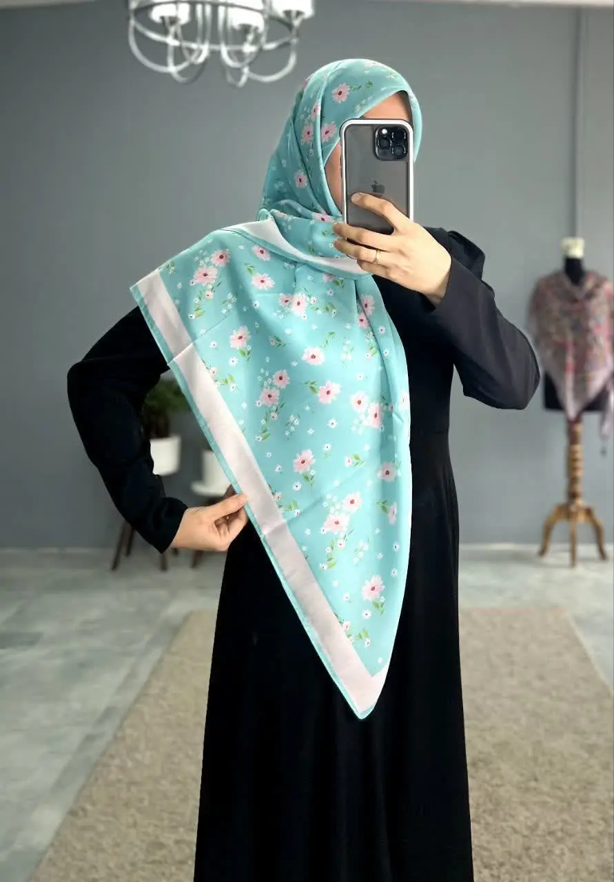 رنگ و لعاب عروسونه داره این روسری …
