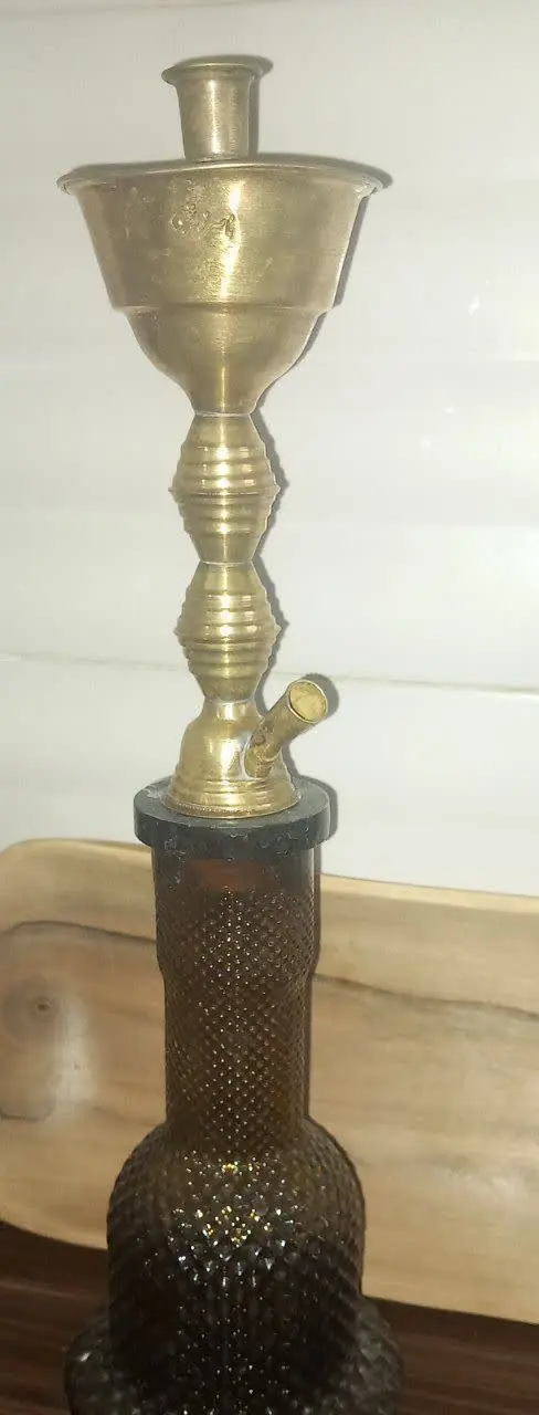 یکی مدل عربی میانه برنجی با تنگ شیشه‌ای ارتفاع ۶۰ سانت
